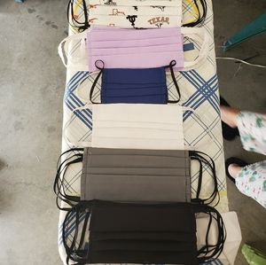 Vendo cubrebocas, selling facemasks.